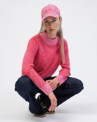 Gestreifter Pullover mit abgesetzten Farben im Sitzen