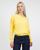 Pullover mit weitem U-Boot-Ausschnitt von vorne