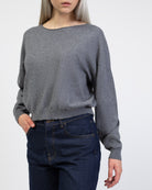 Pullover mit weitem U-Boot-Ausschnitt im Detail