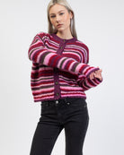 Bunt gestreifte Strickjacke im Detail