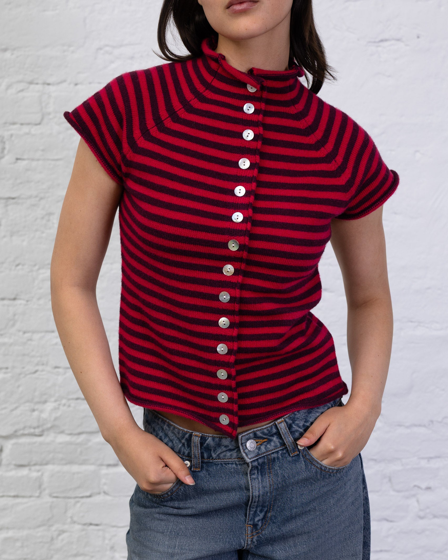 Kurzärmlige Strickjacke mit Streifen
