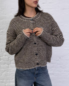 Strickjacke mit dünnen Streifen