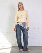 Pullover mit gelb weißen Streifen