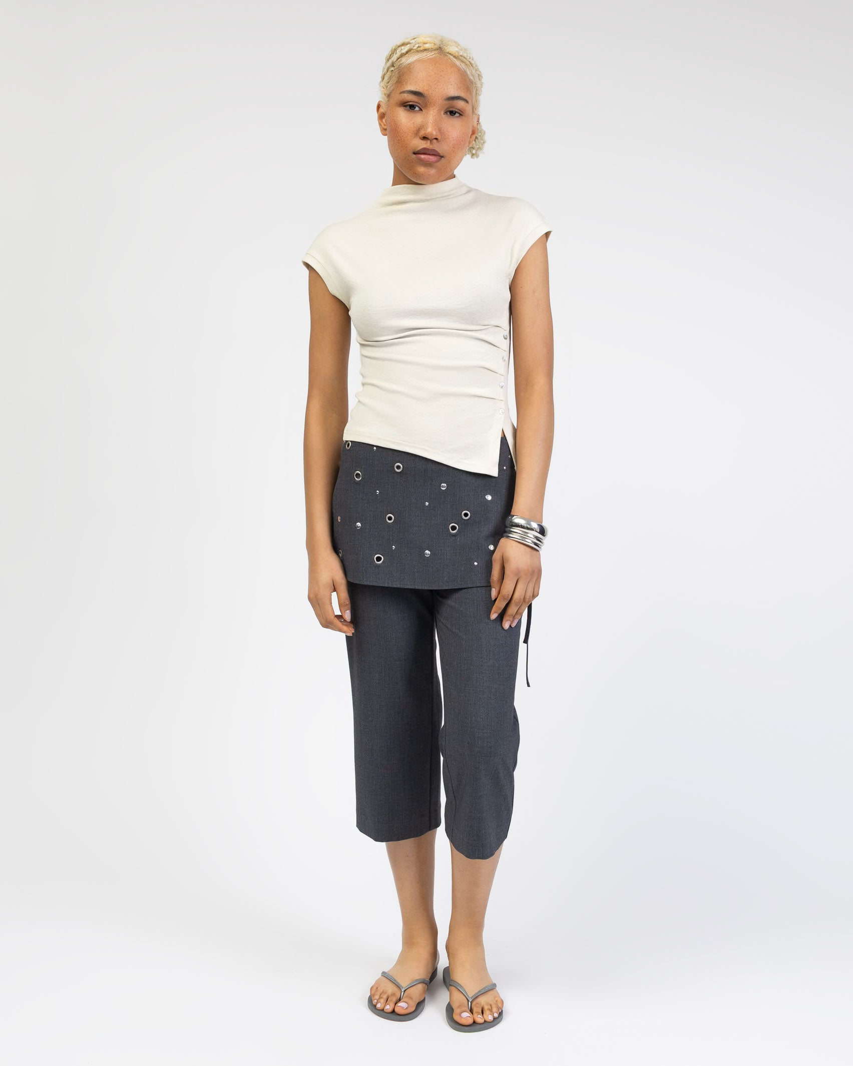 Asymmetrisches Shirt mit hohem Kragen