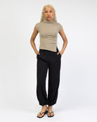 Asymmetrisches Shirt mit hohem Kragen