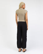 Asymmetrisches Shirt mit hohem Kragen