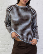 Flauschiger Pullover mit Streifen
