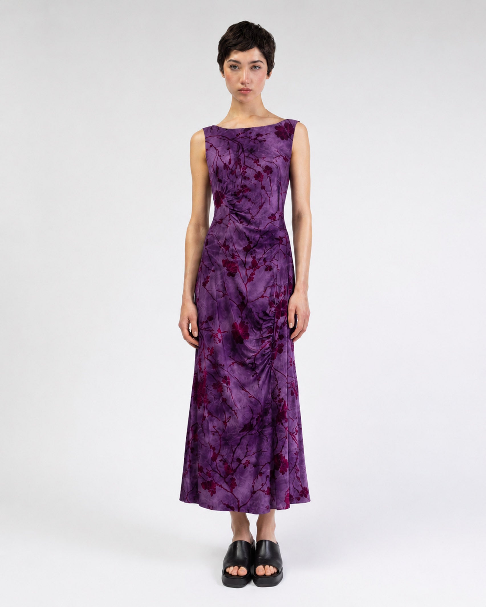 Gerafftes Kleid mit Blumenprint aus Samt