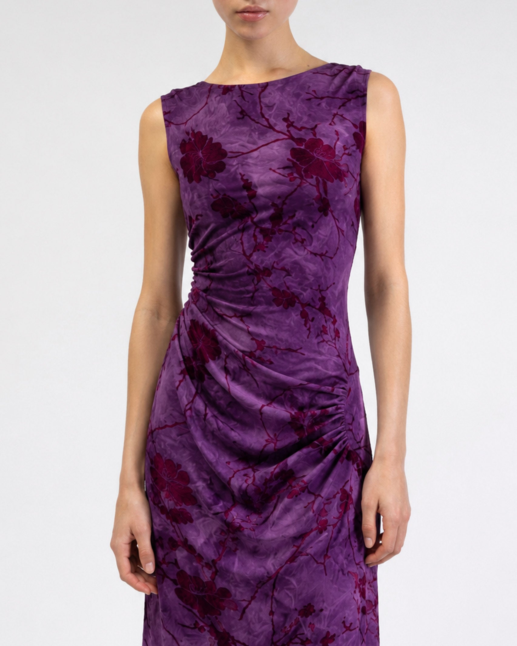 Gerafftes Kleid mit Blumenprint aus Samt