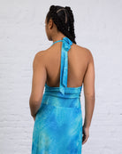 Neckholderkleid mit blauem Farbverlauf