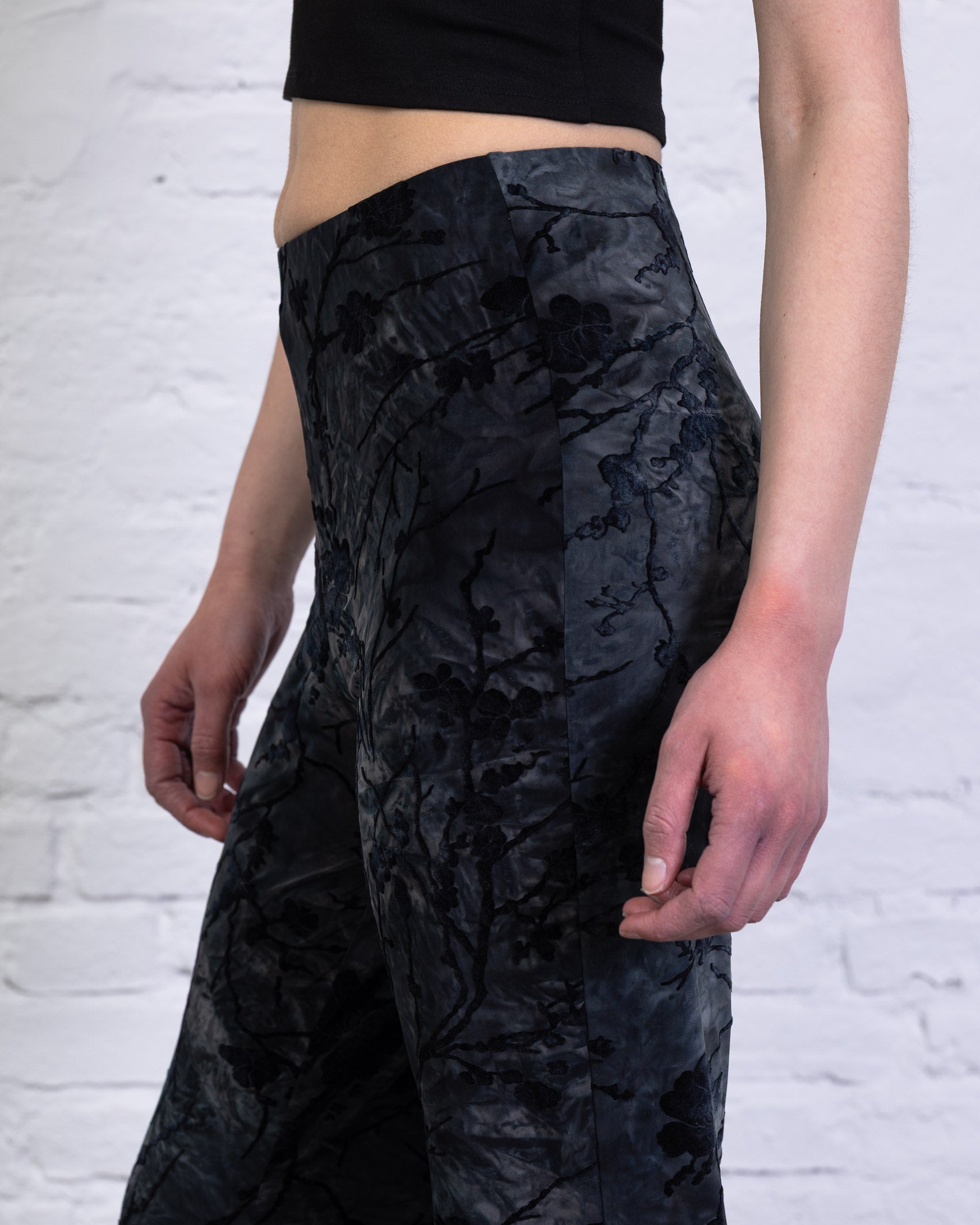 Hose mit Blumenprint aus Samt