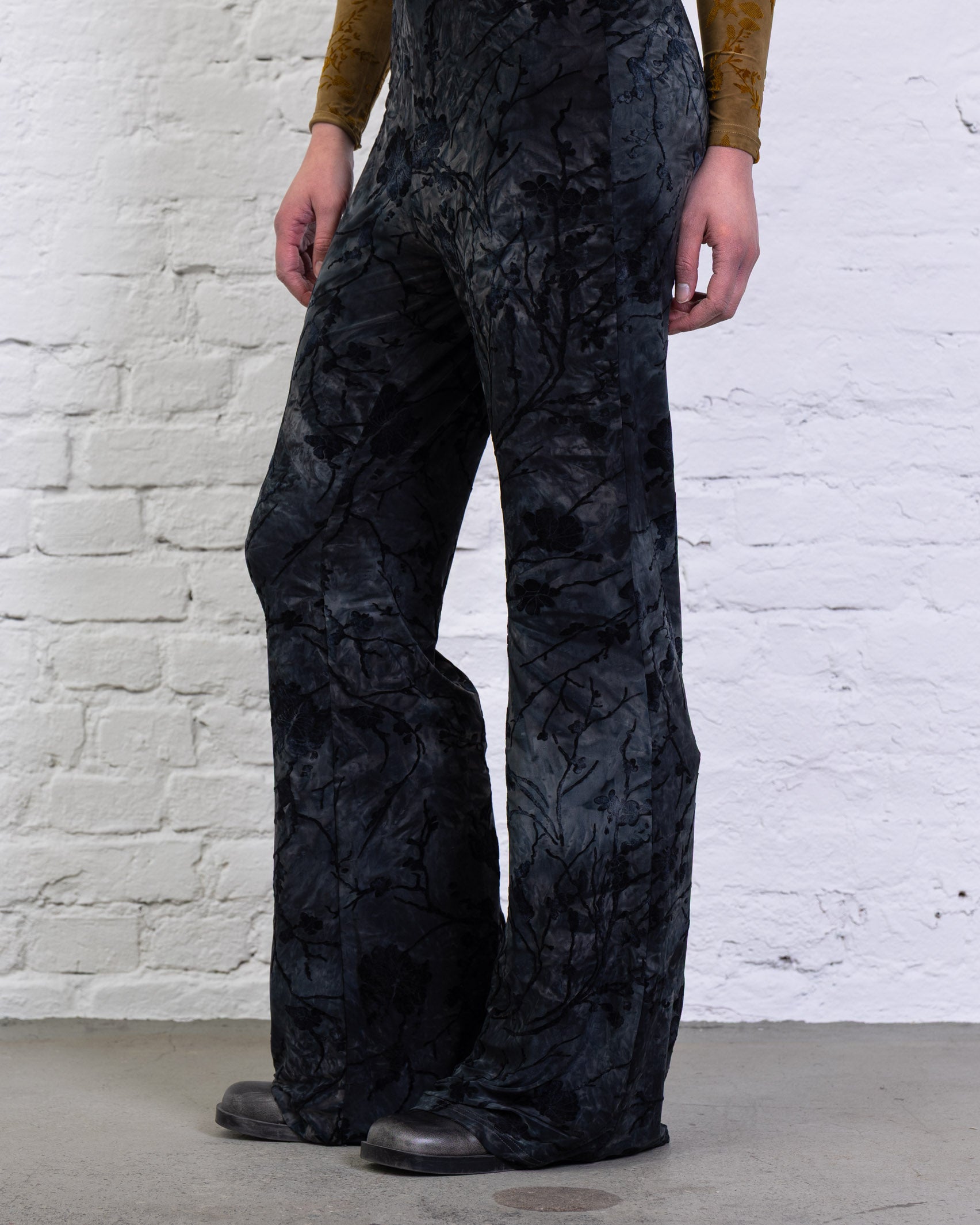Hose mit Blumenprint aus Samt