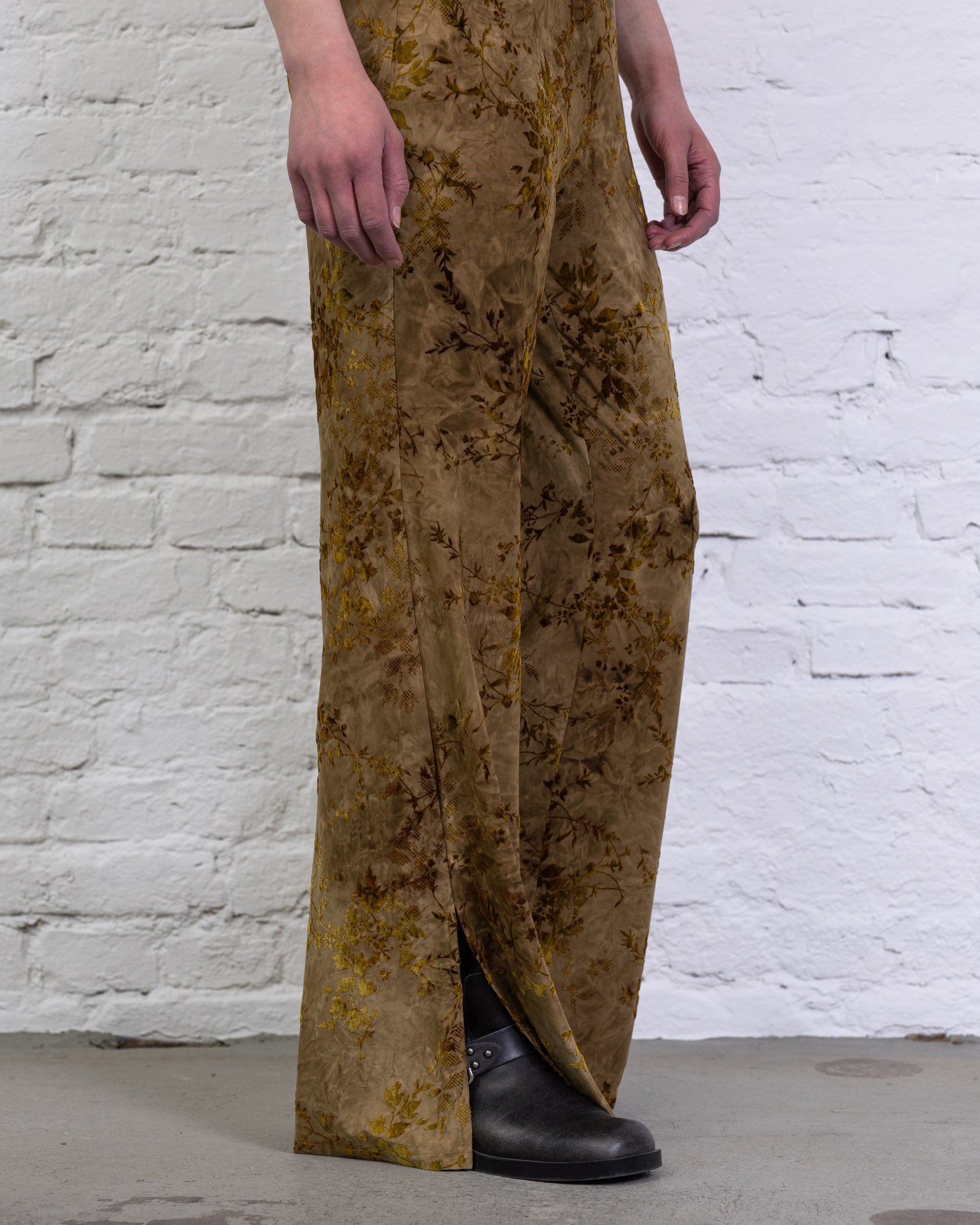 Hose mit floralem Print aus Samt
