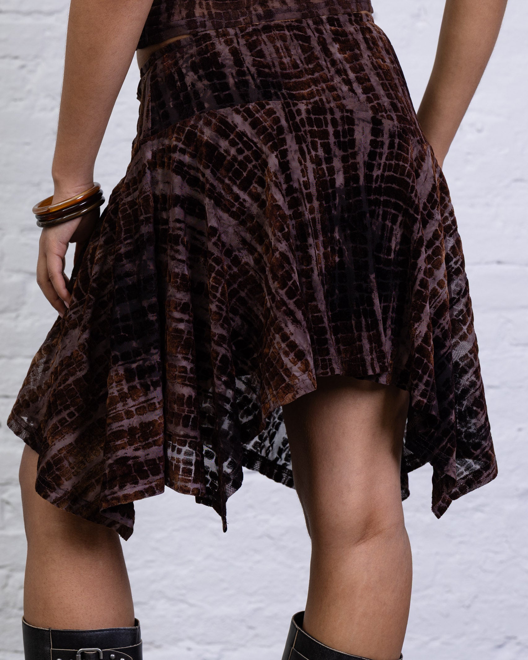 Rock mit Schlangenprint aus Samt