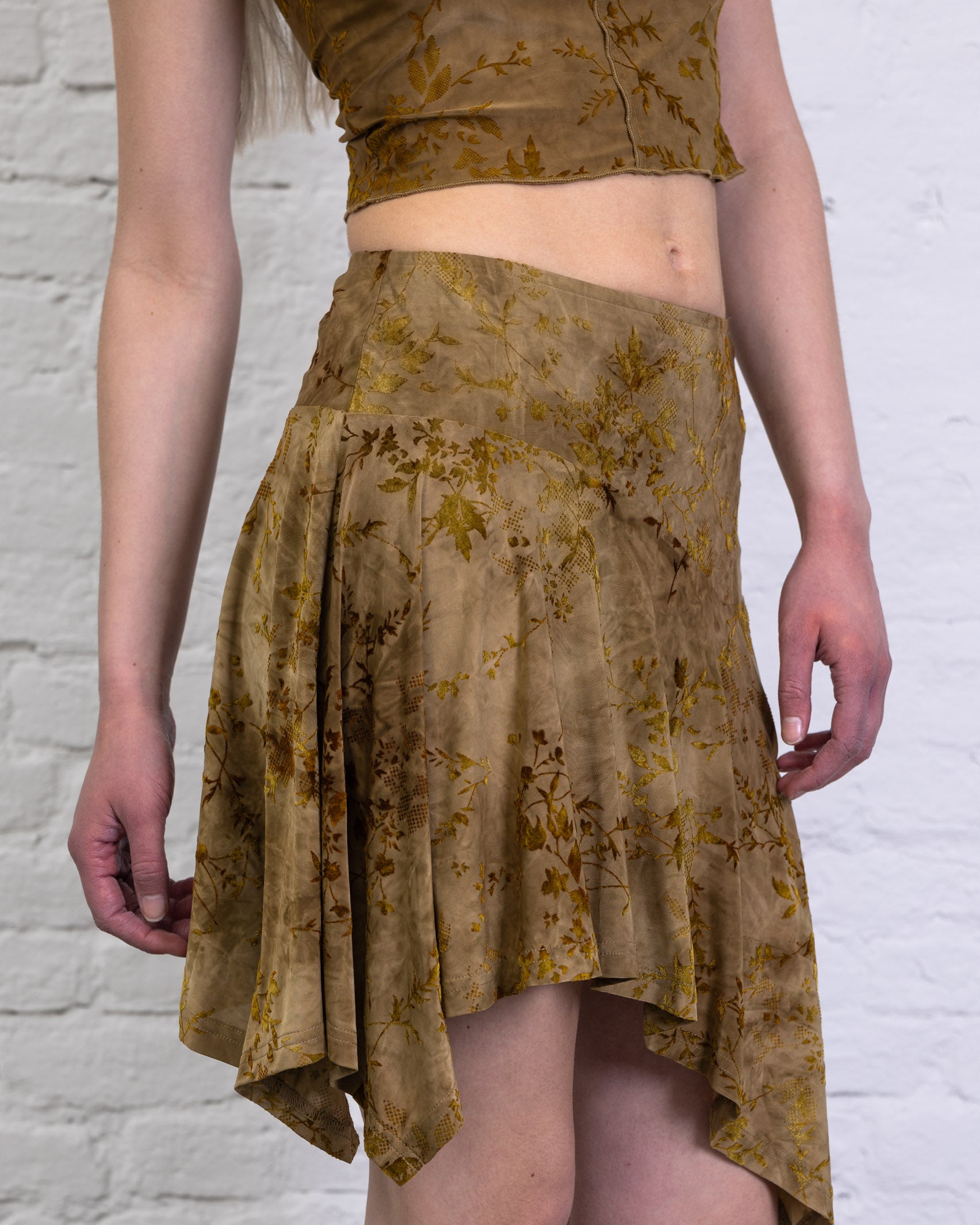 Asymmetrischer Rock mit floralem Print aus Samt
