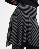Asymmetrischer Rock mit Streifen