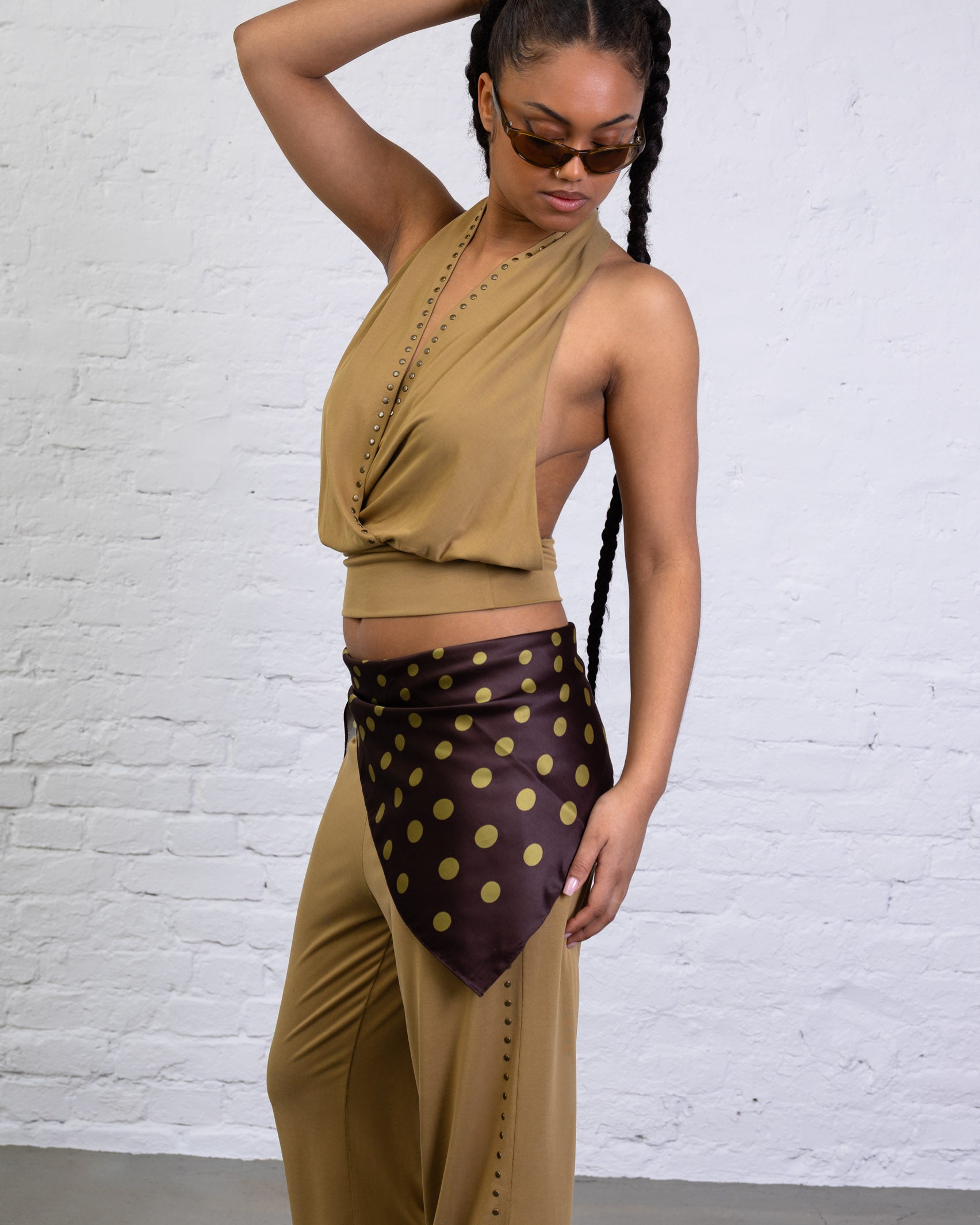 Drapiertes Neckholdertop mit Nieten