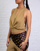 Drapiertes Neckholdertop mit Nieten