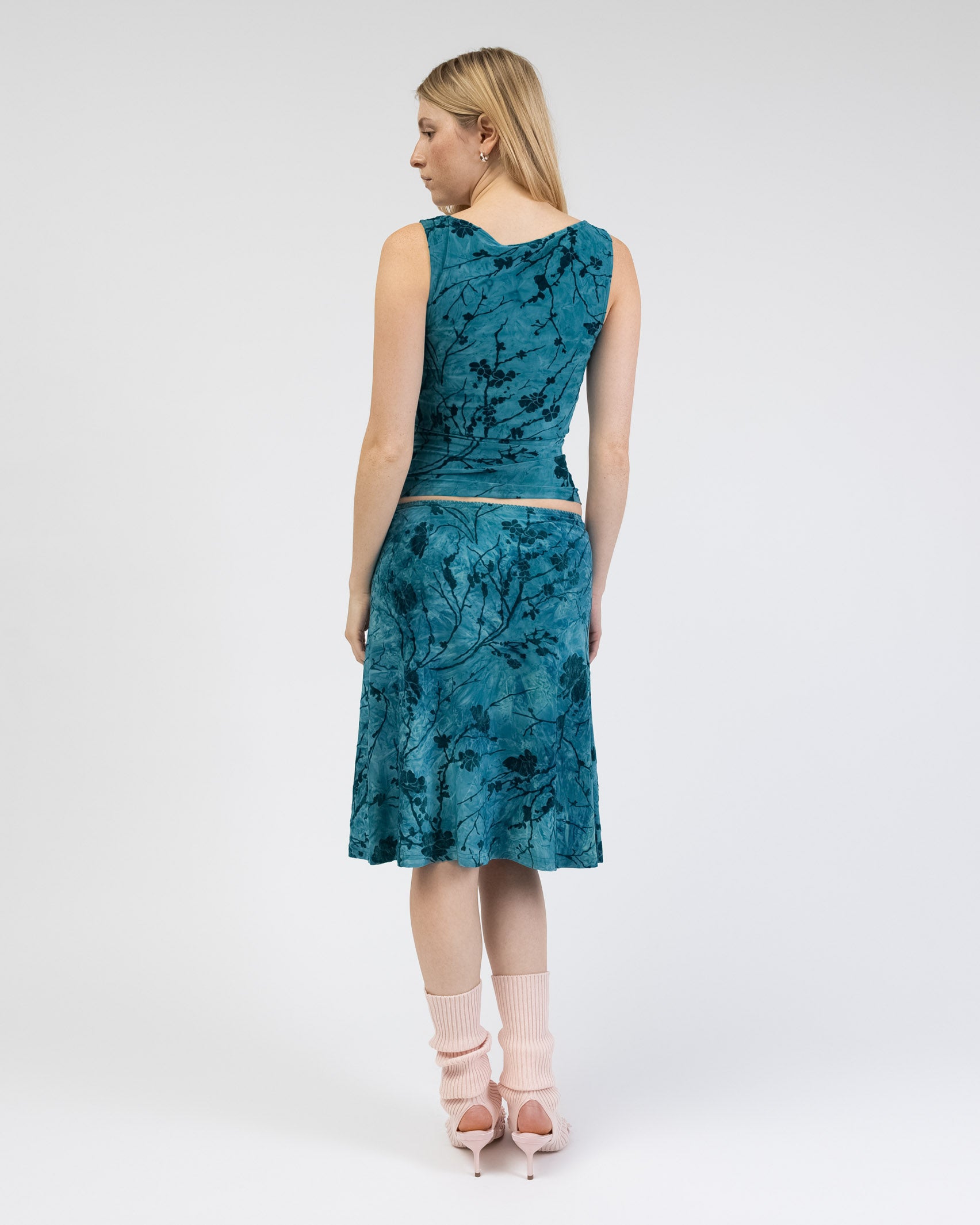 Boatneck Top mit Blumenprint aus Samt