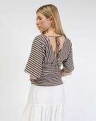 Gestreiftes T-Shirt mit Rückendetail