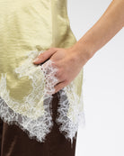 Asymmetrisches Satin-Top mit Spitze