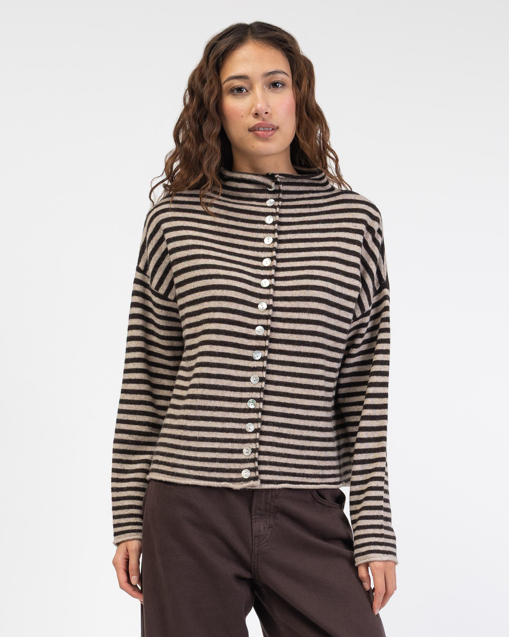 Gestreifte Strickjacke mit Stehkragen