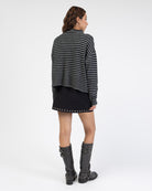 Gestreifte Strickjacke mit Stehkragen