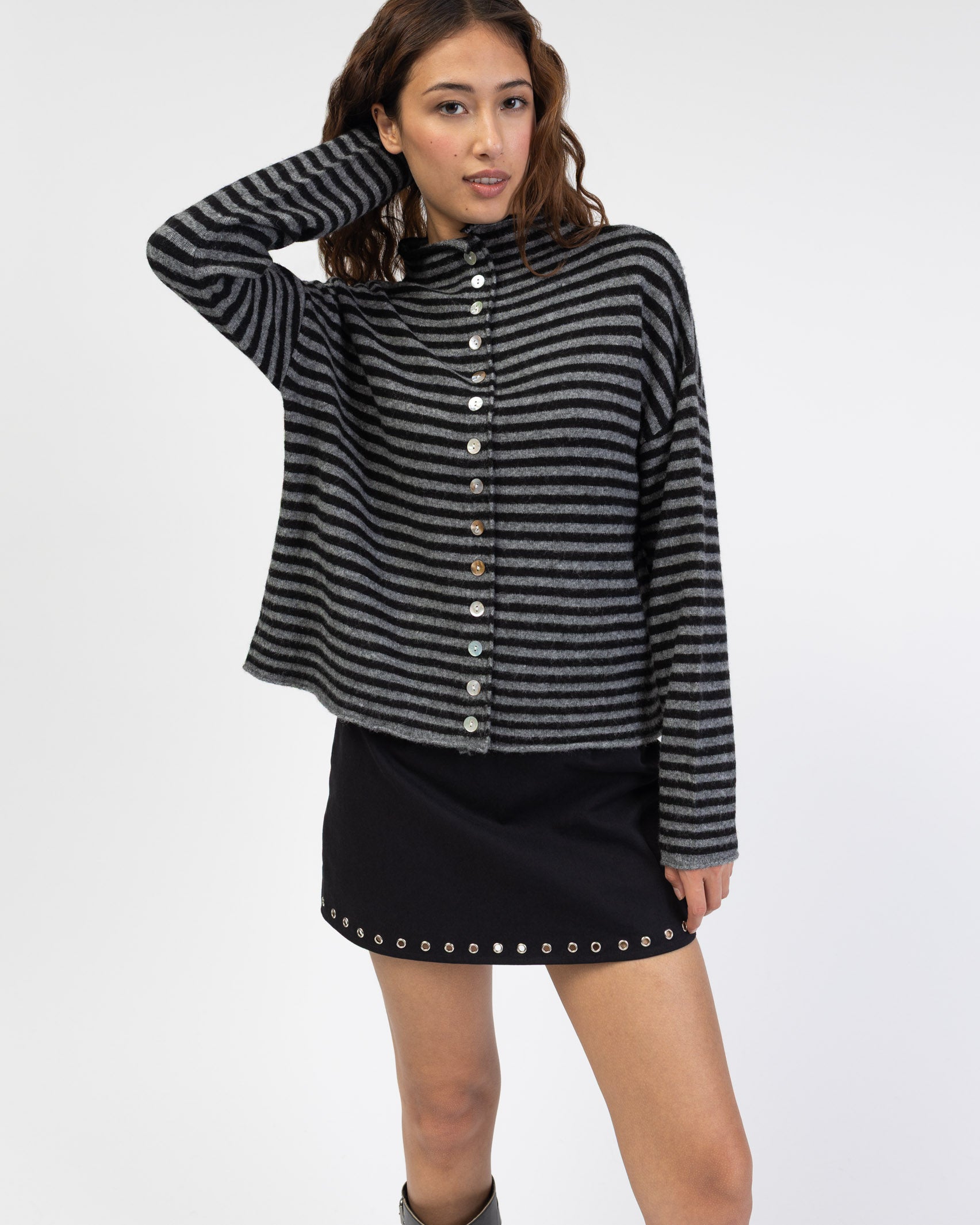 Gestreifte Strickjacke mit Stehkragen