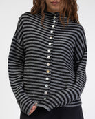 Gestreifte Strickjacke mit Stehkragen