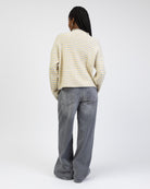 Gestreifte Strickjacke mit Stehkragen