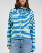 Gestreifte Strickjacke mit Stehkragen