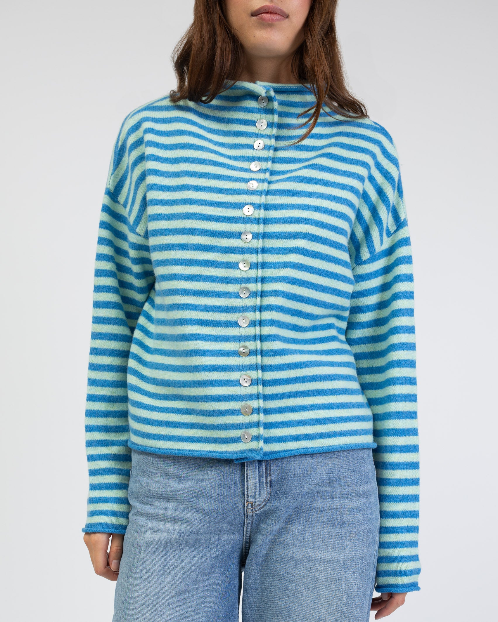 Gestreifte Strickjacke mit Stehkragen