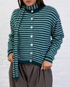 Strickjacke mit schmalen Streifen