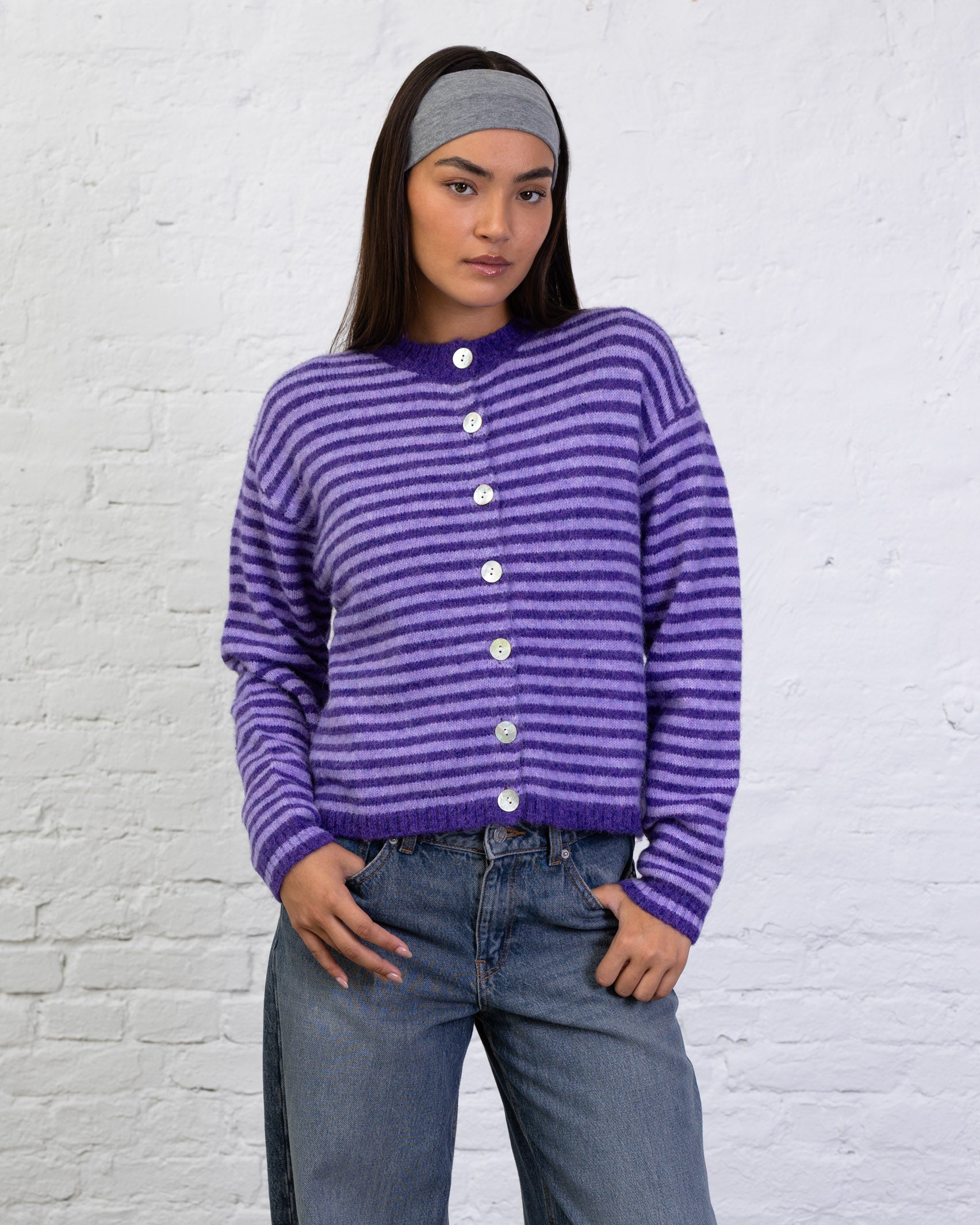 Strickjacke mit schmalen Streifen