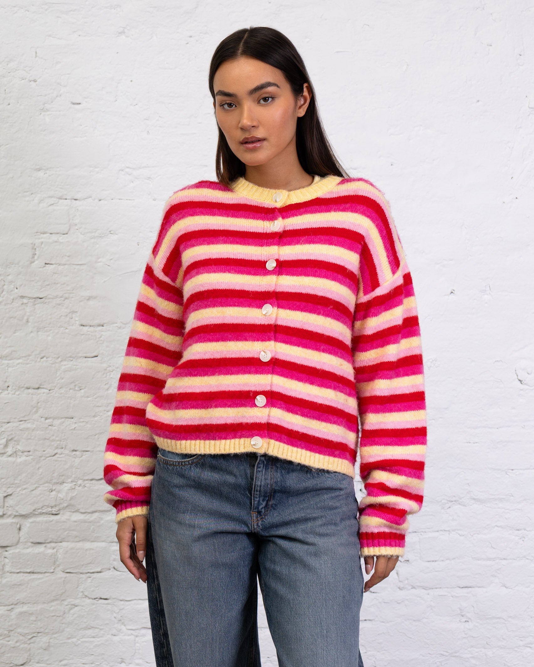 Gestreifte Strickjacke mit Rundhalsausschnitt