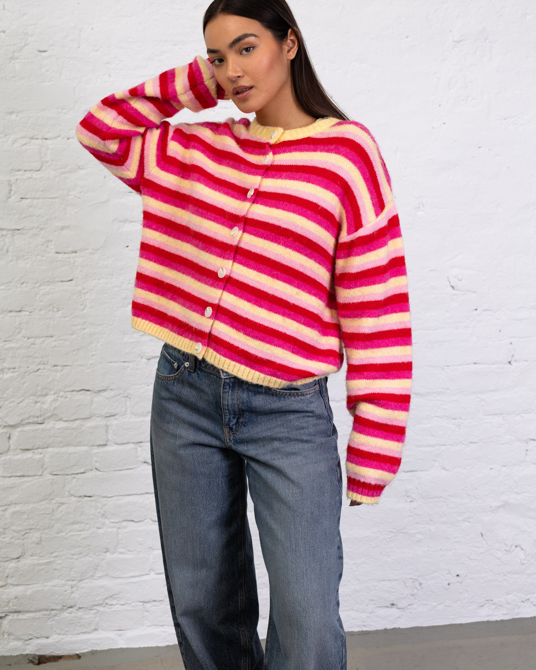 Gestreifte Strickjacke mit Rundhalsausschnitt