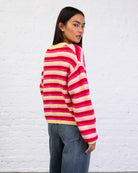Gestreifte Strickjacke mit Rundhalsausschnitt