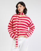 Gestreifte Strickjacke mit Rundhalsausschnitt