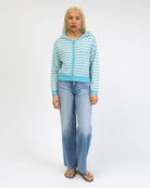 Gestreifte Strickjacke mit Kapuze