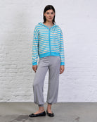 Gestreifte Strickjacke mit Kapuze