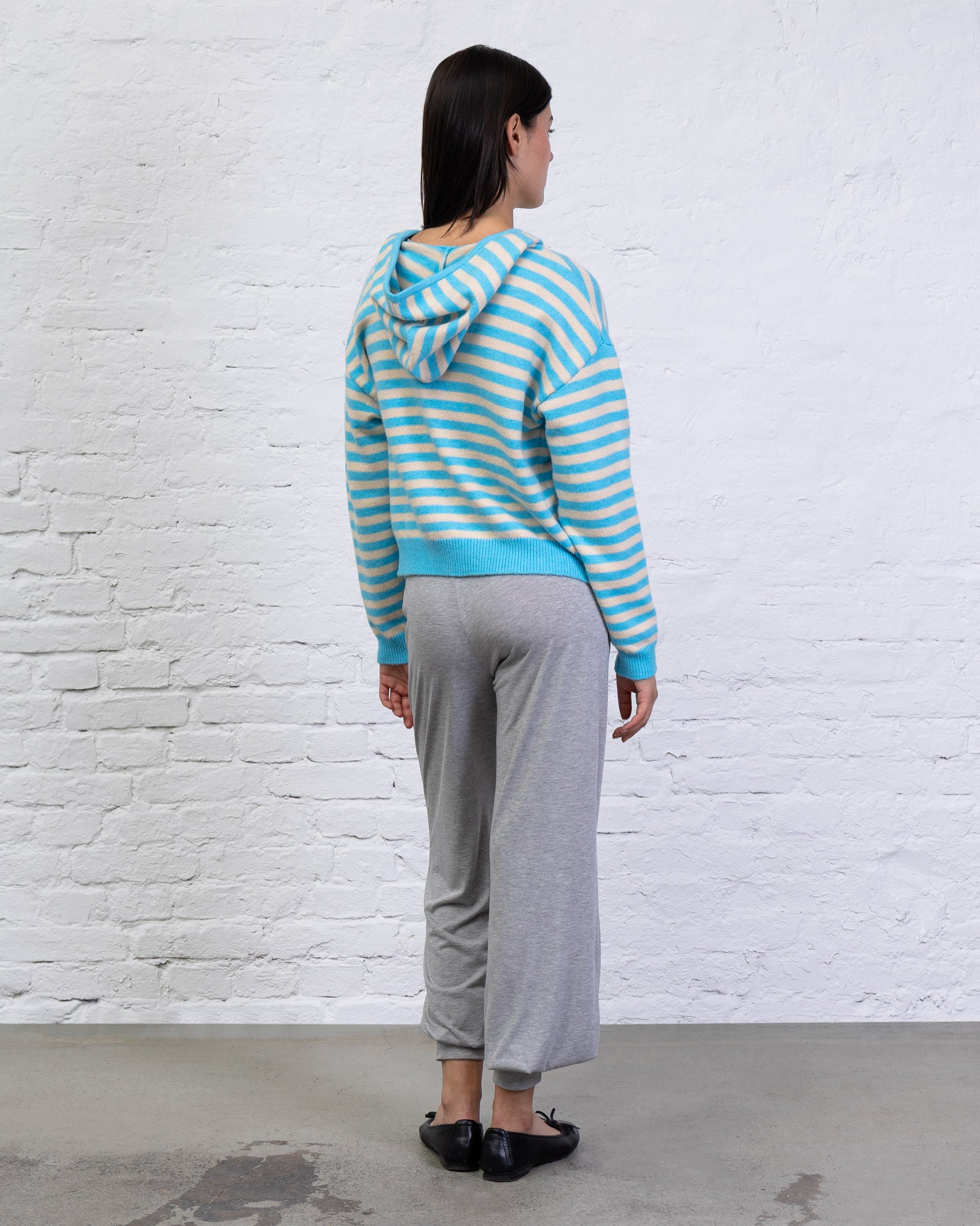 Gestreifte Strickjacke mit Kapuze