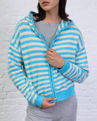 Gestreifte Strickjacke mit Kapuze