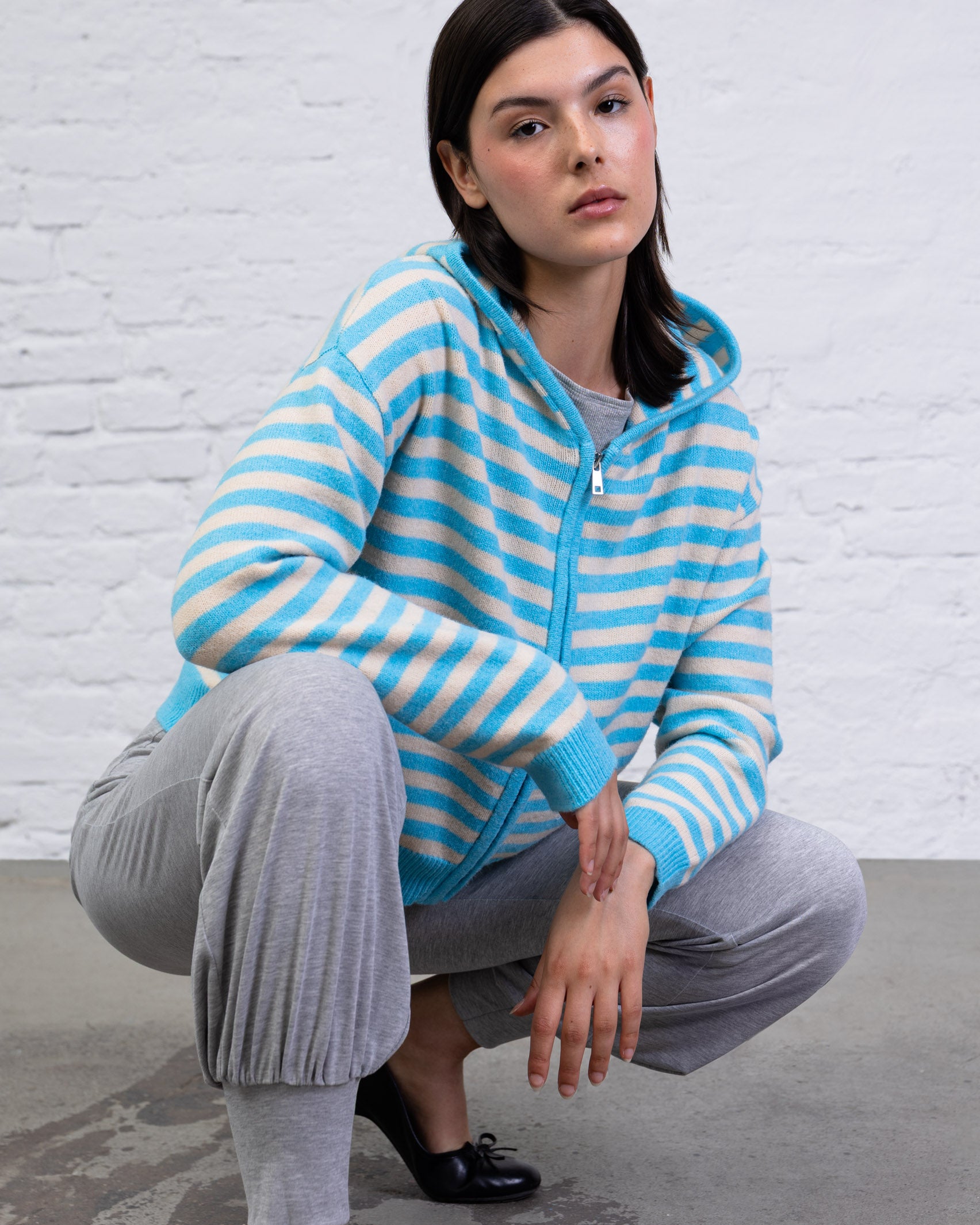 Gestreifte Strickjacke mit Kapuze