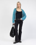 Gestreifte Strickjacke mit Kapuze