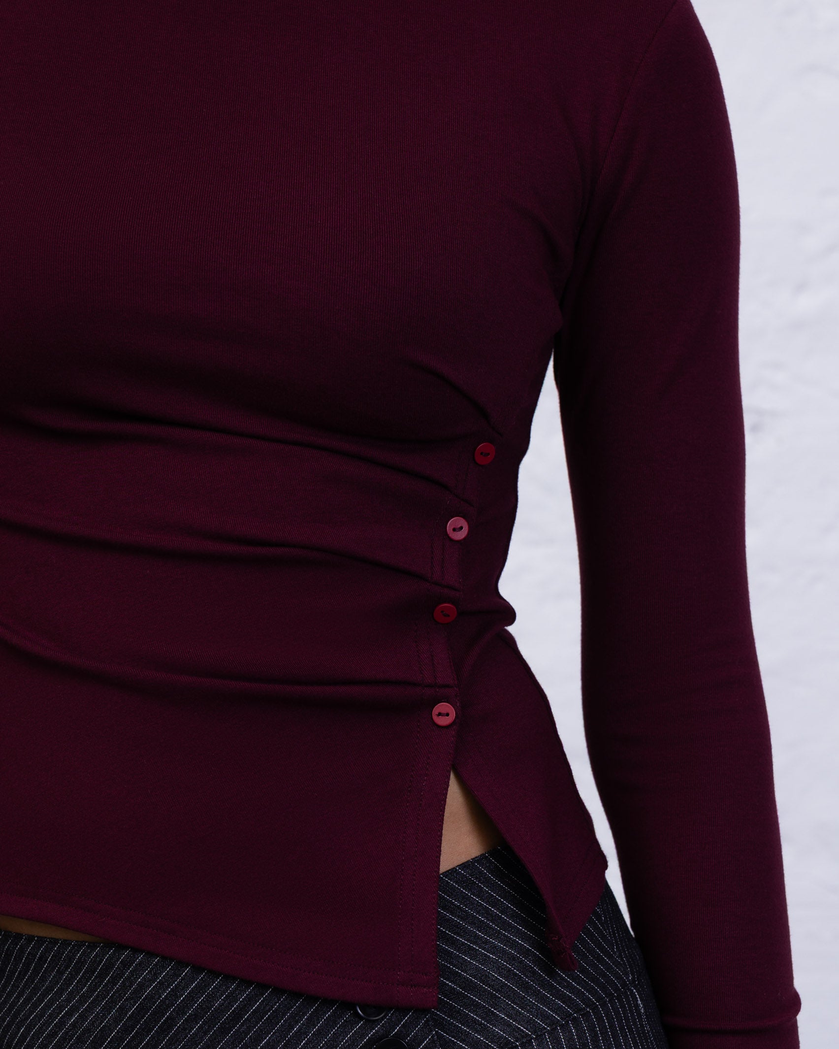 Asymmetrisches Langarmshirt mit Knöpfen