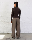 Asymmetrisches Langarmshirt mit Knöpfen