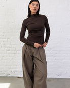 Asymmetrisches Langarmshirt mit Knöpfen