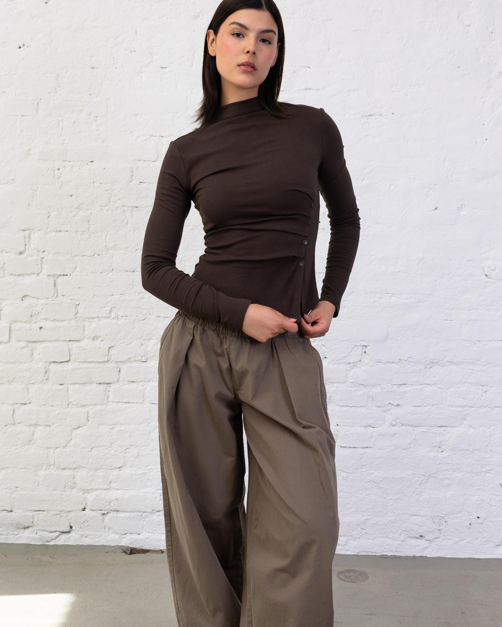 Asymmetrisches Langarmshirt mit Knöpfen