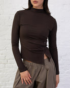 Asymmetrisches Langarmshirt mit Knöpfen