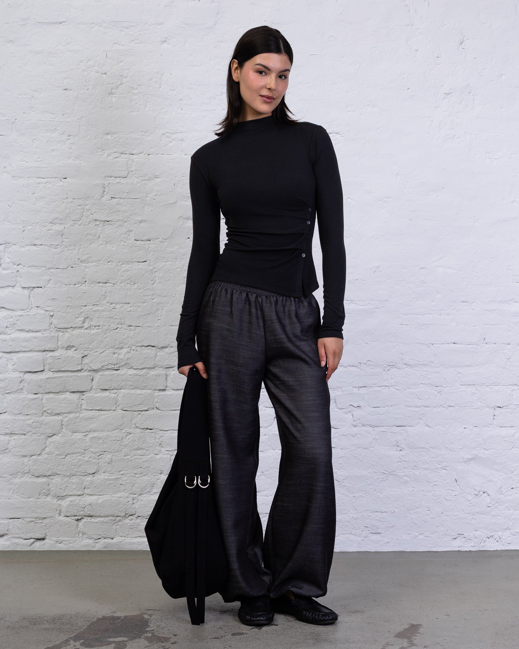 Asymmetrisches Langarmshirt mit Knöpfen